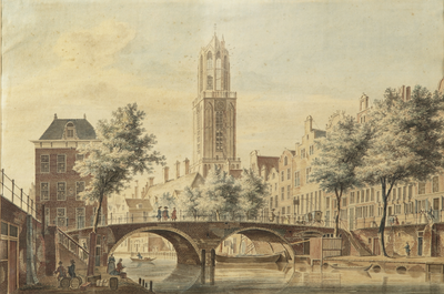 809909 Gezicht op de Oudegracht Tolsteegzijde te Utrecht met de Gaardbrug en op de achtergrond de Domtoren, uit het zuiden.